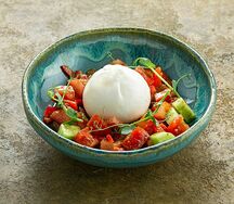 Салат из свежих овощей с бурратой