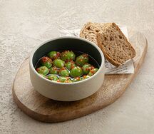 Зеленые оливки в пряном масле