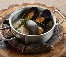 Уха из сома, лосося и мидий