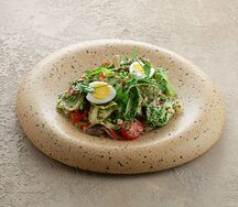 Салат с говяжьим языком и горчичным соусом