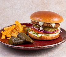 Бургер с хрустящей курицей и картофелем фри