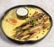 Корюшка жареная с соусом из сметаны и хрена