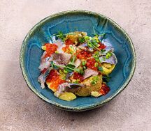 Толченый картофель с сельдью и красной икрой