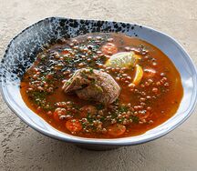 Солянка из говядины с колбасками и шкварками