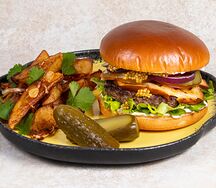 Бургер с котлетой из мраморной говядины с сыром сулугуни и картофелем фри