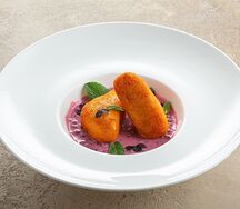 Воздушные сырники с брусничным вареньем