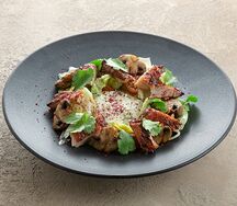 Салат с куриным бедром и шампиньонами гриль