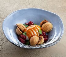 Сырный крем с соленой карамелью и орешками