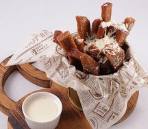 Ржаные гренки с сырно-чесночным соусом