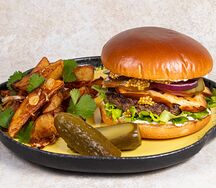 Бургер с котлетой из говядины с сыром сулугуни