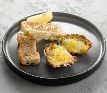 Запеченная импортная устрица под соусом дорблю