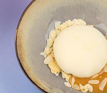 Десерт Моти маракуйя с гелем солёная карамель