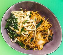 Лапша яичная с кимчи и томаго