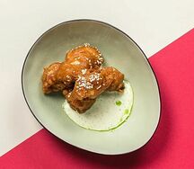 Курица Пхет с чесночным айоли