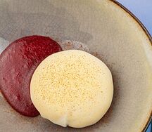 Десерт Моти манго с гелем из лесных ягод