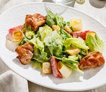 Тёплый салат с курицей и копченым сыром сулугуни