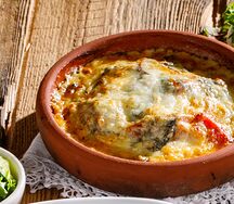 Сыр сулугуни, жареный с томатами и шпинатом