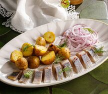 Сельдь с печеным картофелем