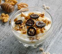 Мацони с медом и орехами