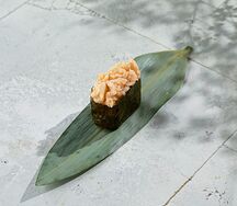 Острые суши с гребешком