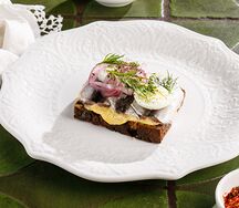 Брускетта с килькой