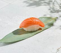 Суши с лососем