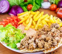 Гирос с филе цыплёнка на тарелке