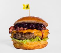 С черносмородиновым вареньем, арахисовой пастой и беконом