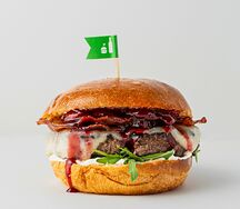 С соусом пьяная вишня и беконом, сливочным сыром и моцареллой