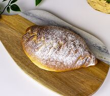 Сдобный пирожок с клубникой