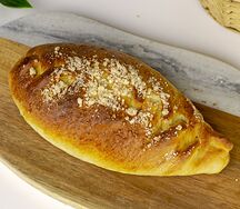Сдобный пирожок с яблоком