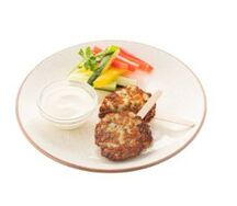 Куриные котлеты с овощными палочками