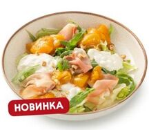 Салат со страчателлой и персиковым чатни