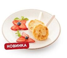 Сырники с яблочной начинкой и свежими ягодами