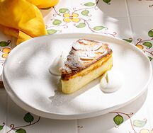 Творожная запеканка с персиками и миндалем