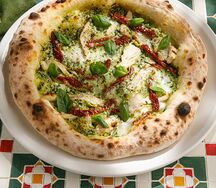 Пицца с курицей и вялеными томатами