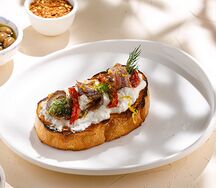 Брускетта со страчателлой, анчоусами и вялеными помидорами