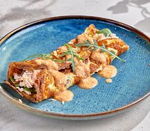 Омлет с мясом краба и шпинатом