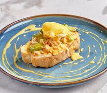 Яйца Бенедикт с крабом и спаржей