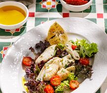 Кальмары с микс-салатом и томатами черри