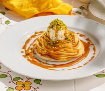 Яблочный пирог с орехами, карамельным соусом и мороженым 