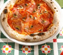 Пицца с ветчиной и грибами