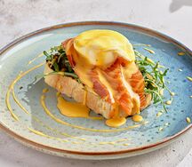 Яйца Бенедикт с лососем и рукколой