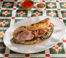 Панини с мортаделлой, баклажанами и муссом из рикотты с фисташками 