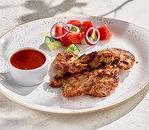 Нежные кусочки курицы на углях