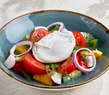 Овощной салат с яйцом пашот