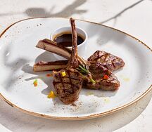 Ребрышки ягненка с гранатовым соусом