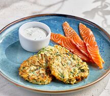 Оладьи из цукини с лососем и сливочным кремом