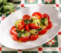 Салат с помидором, огурцом и авокадо