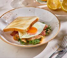 Теплый сэндвич с беконом и рукколой